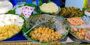 Banh mien tay an voi nuoc cot dua