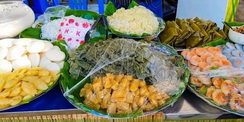 Banh mien tay an voi nuoc cot dua