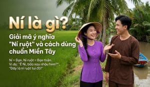 Ý nghĩa từ Ní là gì và cách sử dụng từ Ní, Ní ruột chuẩn phong cách người miền Tây năm 2026. Hình ảnh minh họa hai người nông dân miền Tây vui vẻ trò chuyện trên ghe sông nước.